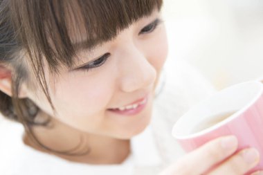 genç kadın kahve keyfi