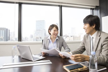 Yeni proje tartışıyor genç iş adamları