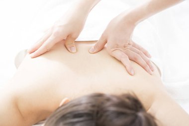 Sırt masajından hoşlanan genç kadın. güzellik ve kaplıca konsepti.