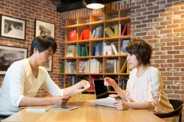 Asyalı meslektaşların birlikte çalıştığı bir proje ekibi..