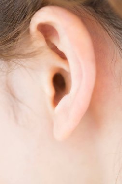 Bir kadının kulağını kapat.
