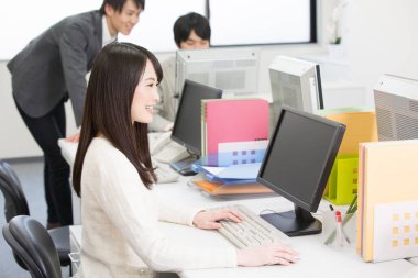 Ofiste çalışan gençler. Japon ofis çalışanları