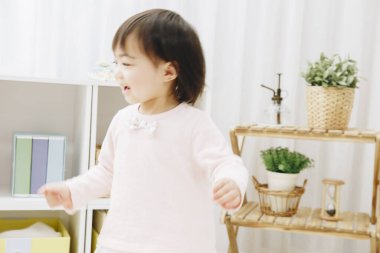 Küçük Asyalı kız evde eğleniyor.