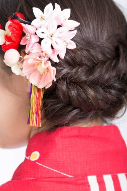 Beyaz arka planda geleneksel Japon şenlik kıyafetleriyle güzel Asyalı bir kadının portresi.