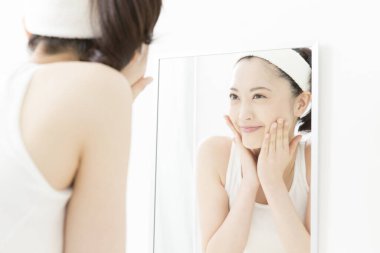 Güzel Asyalı kadın cilt bakımı yapıyor.