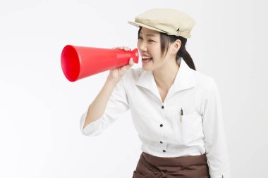 Kırmızı megafonlu güzel Asyalı kadın beyaz arka planda izole edilmiş.