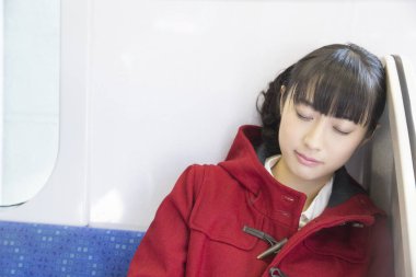 Trende uyuyan Asyalı kız.