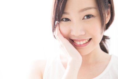 Mutlu gülümseyen güzel Asyalı kadın portresi.