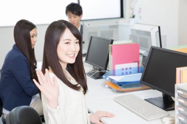 Ofiste çalışan gençler. Japon ofis çalışanları