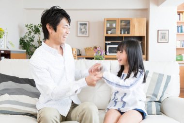 Mutlu genç baba evde kızıyla eğleniyor.