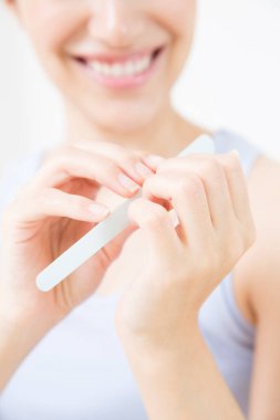 Asyalı bir kadının tırnaklarını cilalarkenki görüntüsü