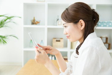 Evde tablet kullanan kadın