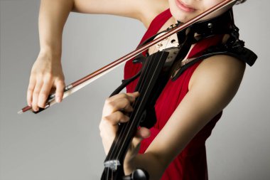 Güzel Asyalı kadın kemanla poz veriyor, yaklaşın.