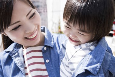 Açık havada annesi olan sevimli Japon çocuğunun portresi.