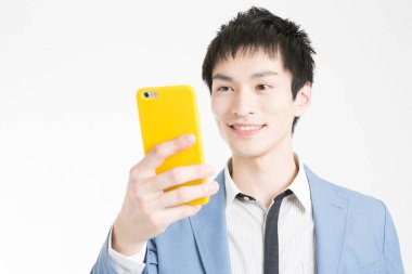 Akıllı telefonla selfie çeken adam