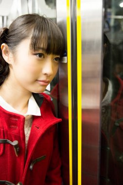 Yeraltındaki genç Asyalı kadın.