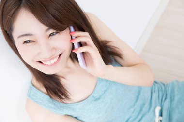 Asyalı kadın cep telefonunda söz