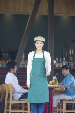 Önlüklü genç Asyalı garson.
