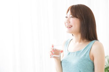 Bir bardak suyu olan bir kadın.