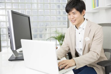 Dizüstü bilgisayarda çalışan iş adamı