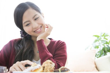 Asyalı kadın kahvaltını evde yapıyor.