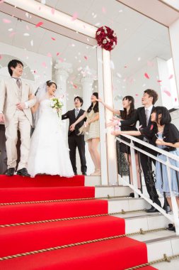 Mutlu Japon gelin ve damat düğün töreninde misafirlerle