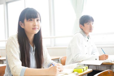 Asyalı çocuklar sınıfta okuyor.