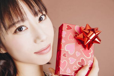 Noel hediyeli Asyalı kadın.