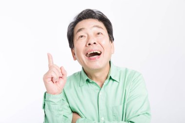 Stüdyoda parmağı olan Asyalı son sınıf öğrencisi.