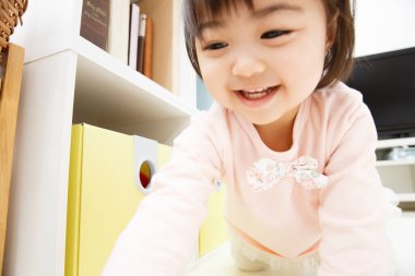 Anaokulunda oynayan Asyalı çocuk.