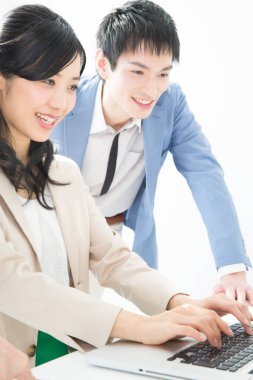 Yeni bir proje üzerinde çalışan iş adamları 