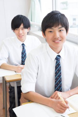 Sınıftaki iki öğrenciyi kapatın.