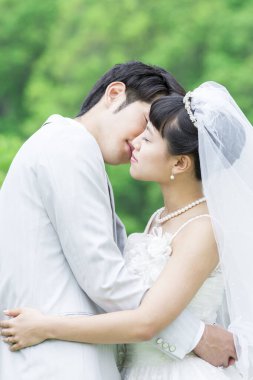 Gelin ve damat parkta öpüşme 