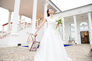 Bir buket çiçekli güzel Asyalı gelin.