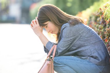 depresif kadın dışarıda oturuyor ve düşünüyor