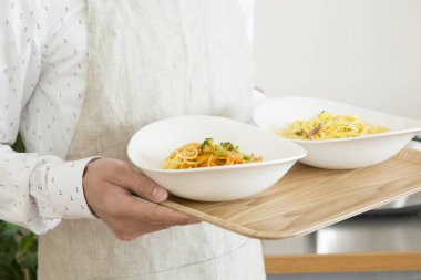 Tepside erişte tutan adam, yaklaş.