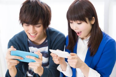 video oyunları oynayan bir erkekle genç bir kadın