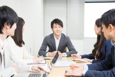 Ofiste çalışan iş adamları. Sabah toplantısı konsepti
