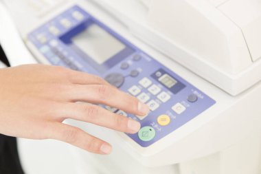 Ofis yazıcısındaki tuşlara elle bas