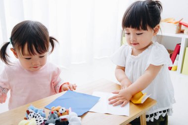 Küçük sevimli Japon kızları oyuncaklarla oynuyorlar.
