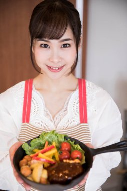 Japon yemeklerini tutan kadın. 