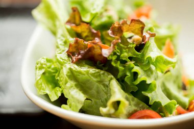 Marullu taze salata, yakın çekim.