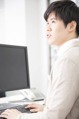 Bilgisayarlı Asyalı iş adamı