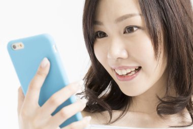 Kapalı alanda cep telefonu kullanan kadın.