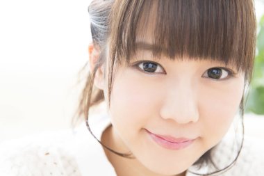 Kameraya bakarak genç Asyalı kadın