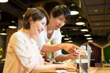 Genç Asyalı iş adamları ofiste çalışıyor.