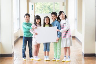 Boş tahtası olan mutlu okul çocuklarının portresi. 