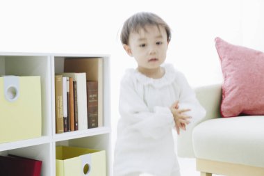 Evde oynayan küçük Asyalı çocuğun portresi. 