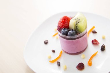 Meyveli kek tabakta, kapat.