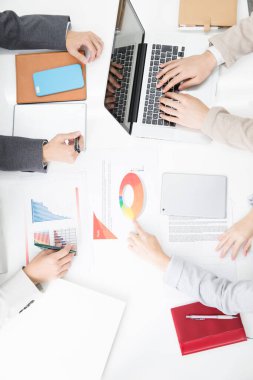 Genç iş adamlarından oluşan bir ekibin üst düzey görüşü ofiste çalışıyor..